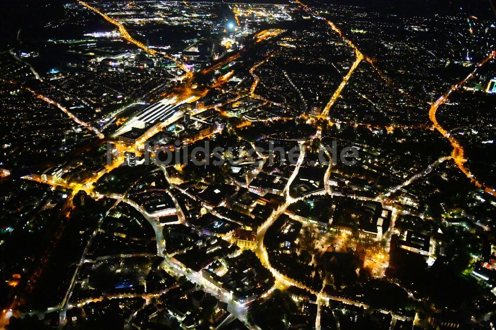 Münster bei Nacht aus der Vogelperspektive: Nachtluftbild Altstadtbereich und Innenstadtzentrum in Münster im Bundesland Nordrhein-Westfalen, Deutschland