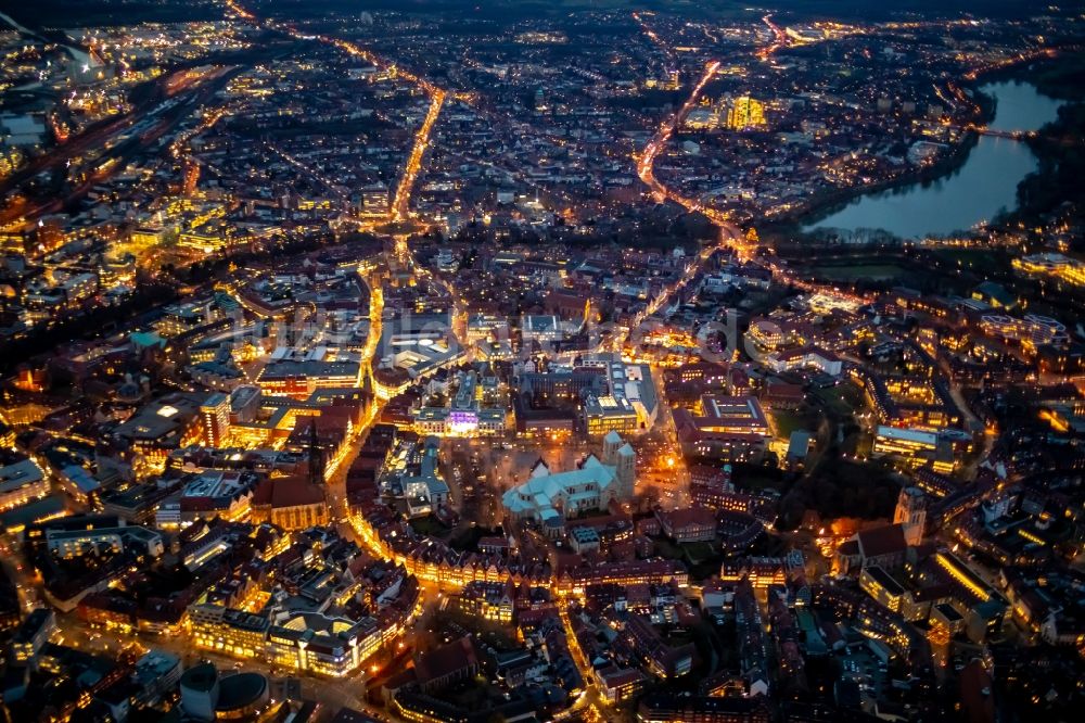 Münster bei Nacht von oben - Nachtluftbild Altstadtbereich und Innenstadtzentrum in Münster im Bundesland Nordrhein-Westfalen, Deutschland