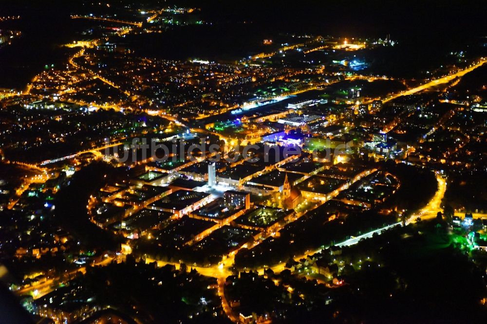 Nacht-Luftaufnahme Neubrandenburg - Nachtluftbild Altstadtbereich und Innenstadtzentrum in Neubrandenburg im Bundesland Mecklenburg-Vorpommern, Deutschland