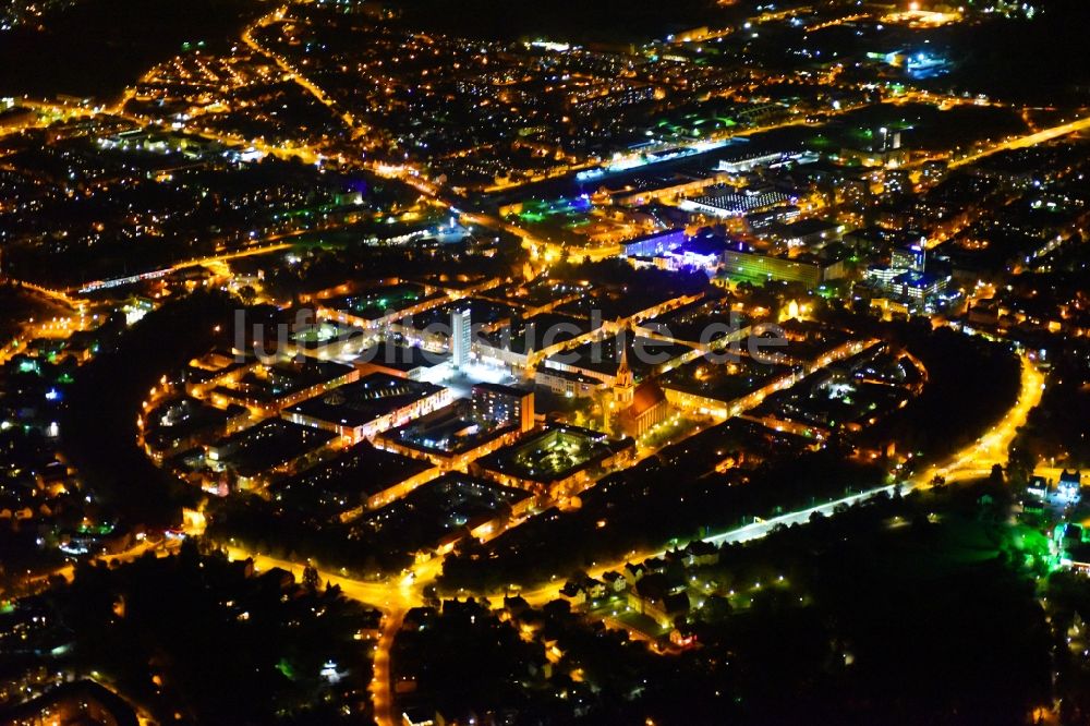 Neubrandenburg bei Nacht von oben - Nachtluftbild Altstadtbereich und Innenstadtzentrum in Neubrandenburg im Bundesland Mecklenburg-Vorpommern, Deutschland