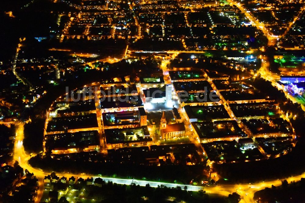 Neubrandenburg bei Nacht aus der Vogelperspektive: Nachtluftbild Altstadtbereich und Innenstadtzentrum in Neubrandenburg im Bundesland Mecklenburg-Vorpommern, Deutschland