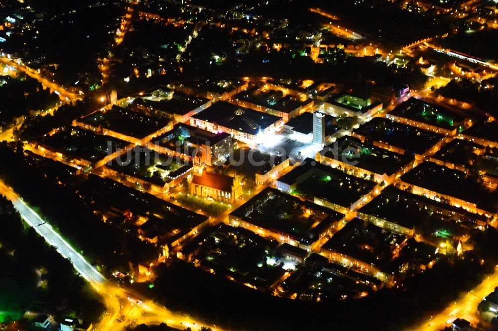 Nachtluftbild Neubrandenburg - Nachtluftbild Altstadtbereich und Innenstadtzentrum in Neubrandenburg im Bundesland Mecklenburg-Vorpommern, Deutschland