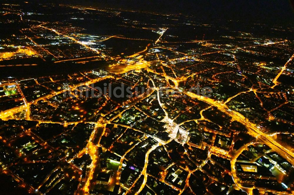 Nachtluftbild Halle (Saale) - Nachtluftbild Altstadtbereich und Innenstadtzentrum im Ortsteil Mitte in Halle (Saale) im Bundesland Sachsen-Anhalt, Deutschland