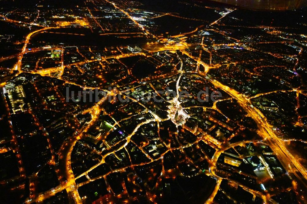 Halle (Saale) bei Nacht von oben - Nachtluftbild Altstadtbereich und Innenstadtzentrum im Ortsteil Mitte in Halle (Saale) im Bundesland Sachsen-Anhalt, Deutschland