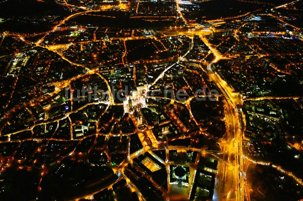 Halle (Saale) bei Nacht aus der Vogelperspektive: Nachtluftbild Altstadtbereich und Innenstadtzentrum im Ortsteil Mitte in Halle (Saale) im Bundesland Sachsen-Anhalt, Deutschland