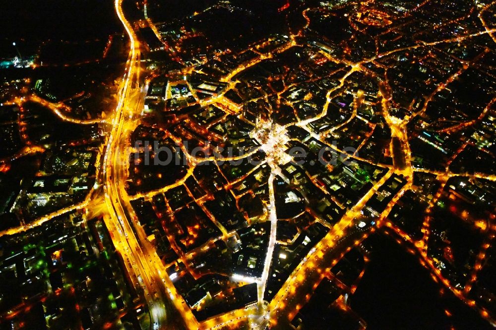 Halle (Saale) bei Nacht von oben - Nachtluftbild Altstadtbereich und Innenstadtzentrum im Ortsteil Mitte in Halle (Saale) im Bundesland Sachsen-Anhalt, Deutschland