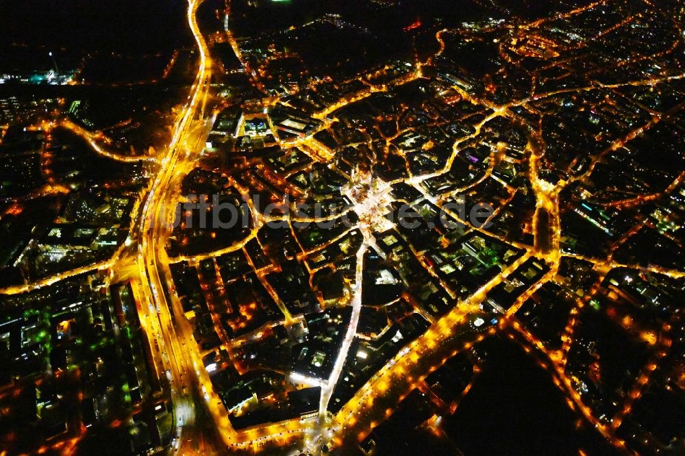 Halle (Saale) bei Nacht aus der Vogelperspektive: Nachtluftbild Altstadtbereich und Innenstadtzentrum im Ortsteil Mitte in Halle (Saale) im Bundesland Sachsen-Anhalt, Deutschland