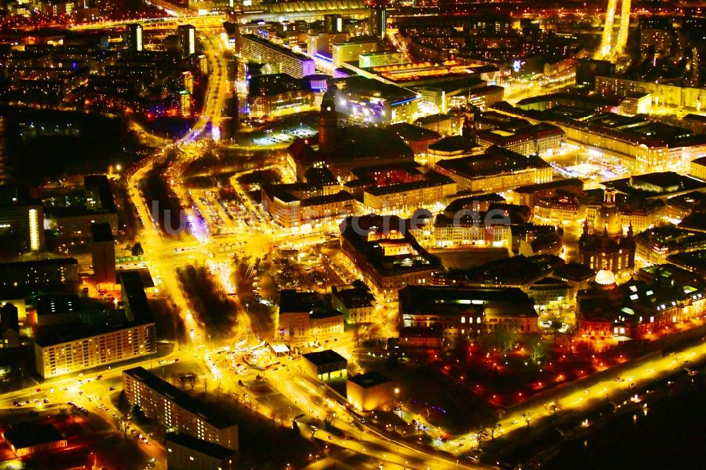 Nacht-Luftaufnahme Dresden - Nachtluftbild Altstadtbereich und Innenstadtzentrum im Ortsteil Zentrum in Dresden im Bundesland Sachsen, Deutschland