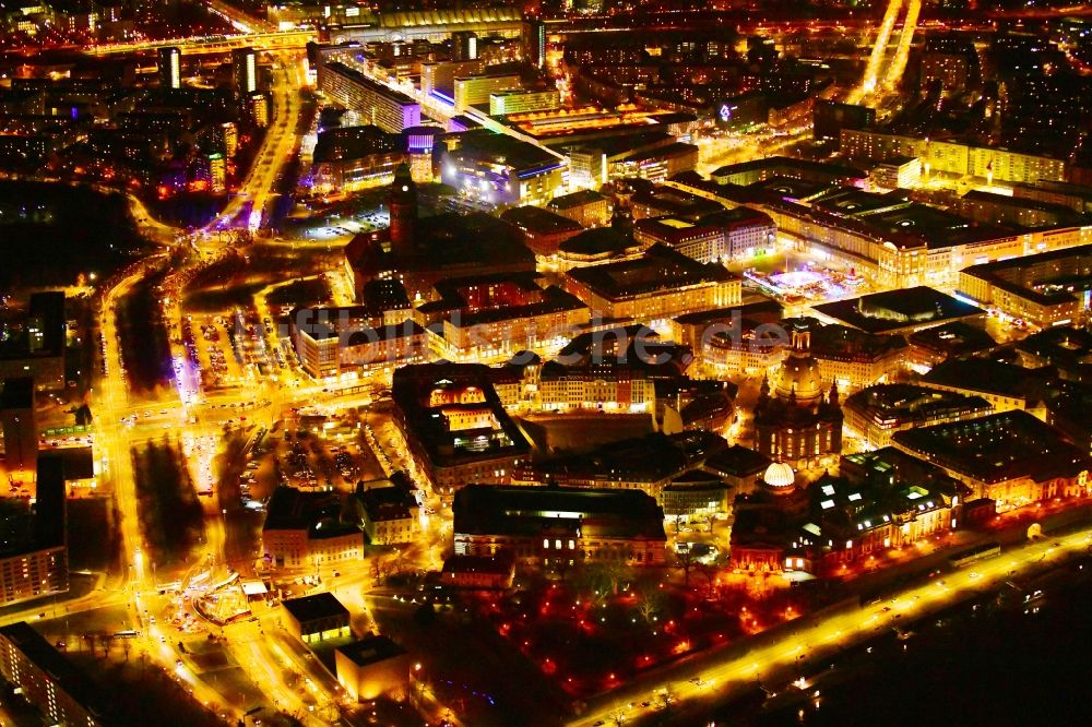 Dresden bei Nacht von oben - Nachtluftbild Altstadtbereich und Innenstadtzentrum im Ortsteil Zentrum in Dresden im Bundesland Sachsen, Deutschland