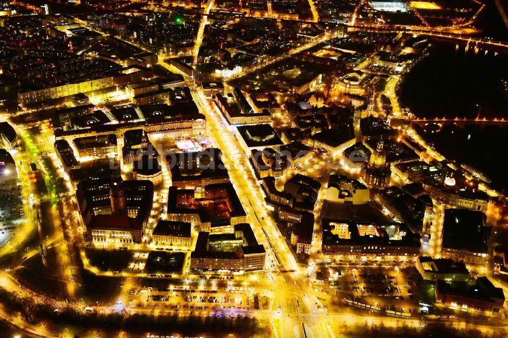 Dresden bei Nacht aus der Vogelperspektive: Nachtluftbild Altstadtbereich und Innenstadtzentrum im Ortsteil Zentrum in Dresden im Bundesland Sachsen, Deutschland