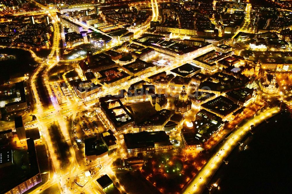 Dresden bei Nacht von oben - Nachtluftbild Altstadtbereich und Innenstadtzentrum im Ortsteil Zentrum in Dresden im Bundesland Sachsen, Deutschland