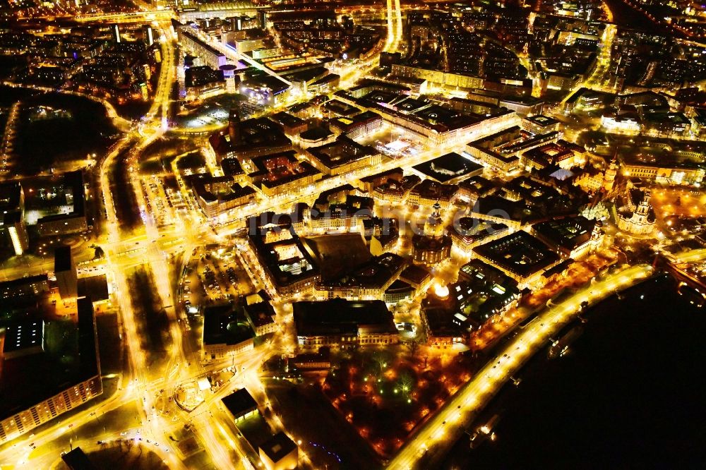 Dresden bei Nacht aus der Vogelperspektive: Nachtluftbild Altstadtbereich und Innenstadtzentrum im Ortsteil Zentrum in Dresden im Bundesland Sachsen, Deutschland