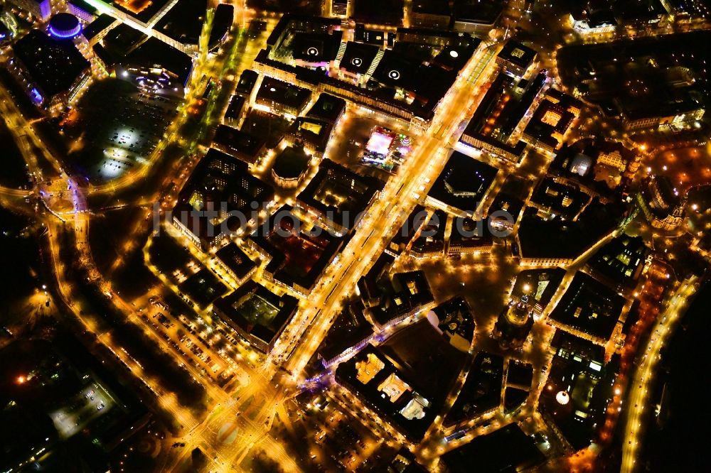 Dresden bei Nacht von oben - Nachtluftbild Altstadtbereich und Innenstadtzentrum im Ortsteil Zentrum in Dresden im Bundesland Sachsen, Deutschland