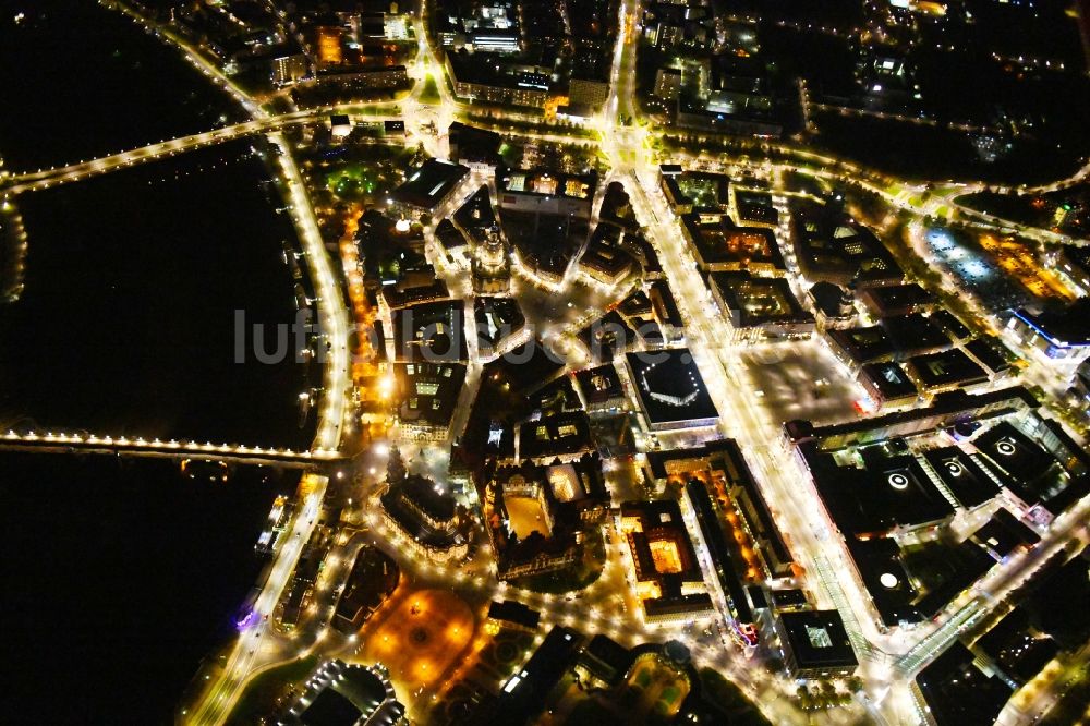 Nacht-Luftaufnahme Dresden - Nachtluftbild Altstadtbereich und Innenstadtzentrum im Ortsteil Zentrum in Dresden im Bundesland Sachsen, Deutschland