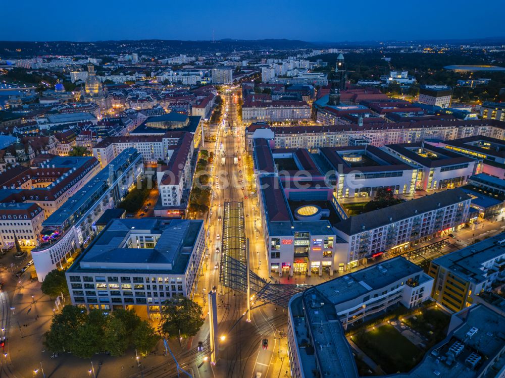 Dresden bei Nacht von oben - Nachtluftbild Altstadtbereich und Innenstadtzentrum im Ortsteil Zentrum in Dresden im Bundesland Sachsen, Deutschland