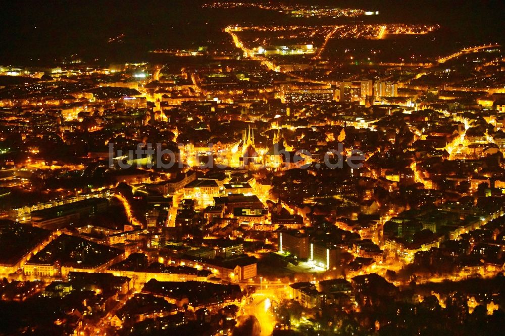 Erfurt bei Nacht aus der Vogelperspektive: Nachtluftbild Altstadtbereich und Innenstadtzentrum im Ortsteil Zentrum in Erfurt im Bundesland Thüringen, Deutschland