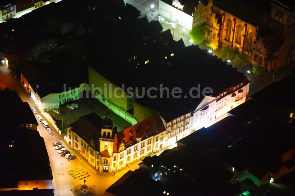 Nacht-Luftaufnahme Güstrow - Nachtluftbild Altstadtbereich und Innenstadtzentrum Pferdemarkt am Borwinbrunnen in Güstrow im Bundesland Mecklenburg-Vorpommern, Deutschland