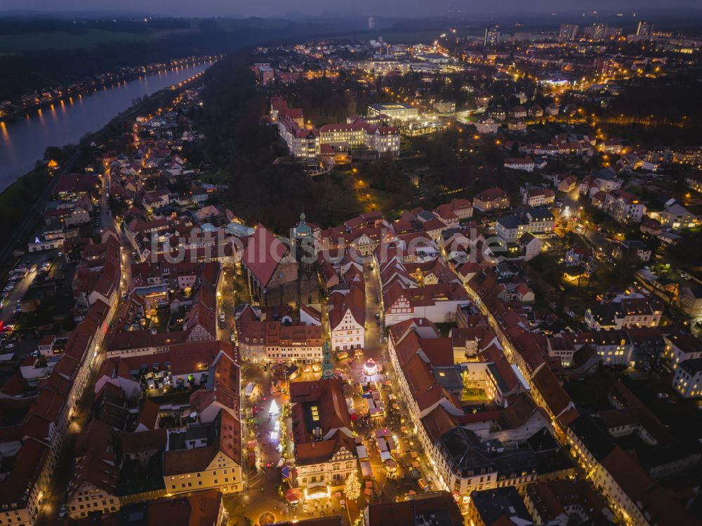 Pirna bei Nacht von oben - Nachtluftbild Altstadtbereich und Innenstadtzentrum in Pirna im Bundesland Sachsen, Deutschland