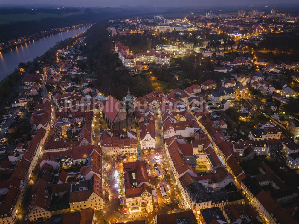 Pirna bei Nacht aus der Vogelperspektive: Nachtluftbild Altstadtbereich und Innenstadtzentrum in Pirna im Bundesland Sachsen, Deutschland