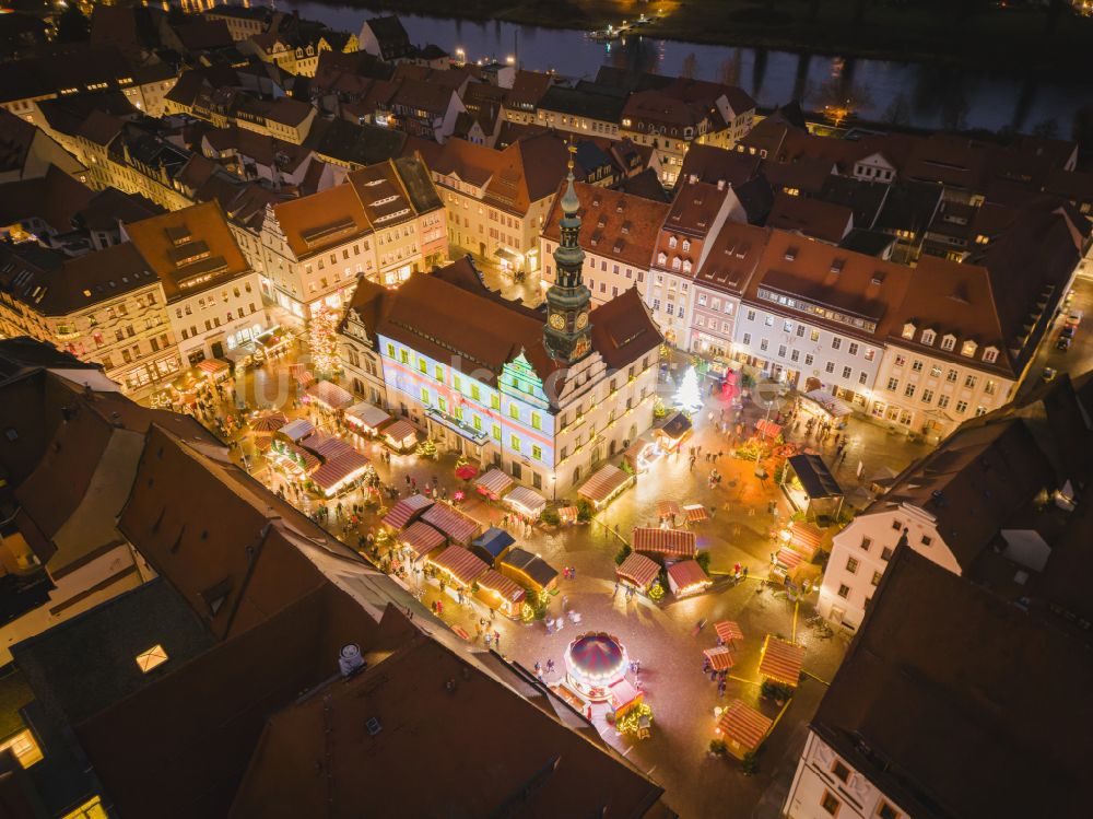 Pirna bei Nacht von oben - Nachtluftbild Altstadtbereich und Innenstadtzentrum in Pirna im Bundesland Sachsen, Deutschland