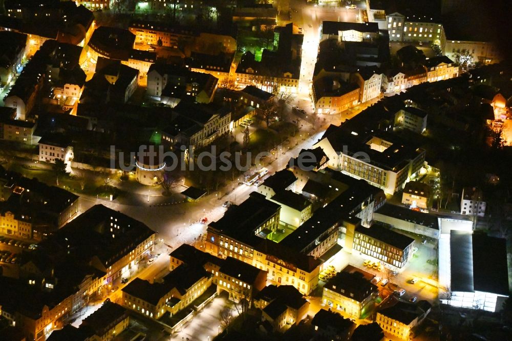 Weimar bei Nacht aus der Vogelperspektive: Nachtluftbild Altstadtbereich und Innenstadtzentrum in Weimar im Bundesland Thüringen, Deutschland