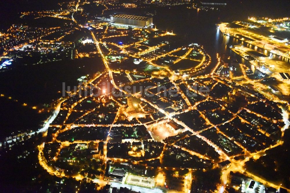 Wismar bei Nacht aus der Vogelperspektive: Nachtluftbild Altstadtbereich und Innenstadtzentrum in Wismar im Bundesland Mecklenburg-Vorpommern, Deutschland