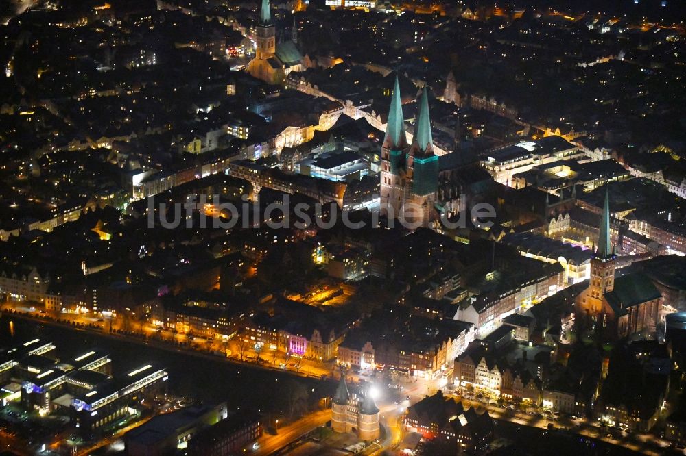 Lübeck bei Nacht aus der Vogelperspektive: Nachtluftbild Altstadtbereich und Innenstadtzentrum zwischen St. Petri Kirche, Markt und Marienkirche in Lübeck im Bundesland Schleswig-Holstein, Deutschland