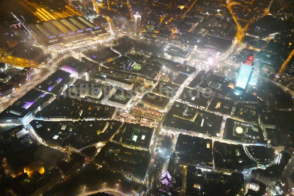 Leipzig bei Nacht aus der Vogelperspektive: Nachtluftbild Altstadtbereich in Leipzig im Bundesland Sachsen, Deutschland