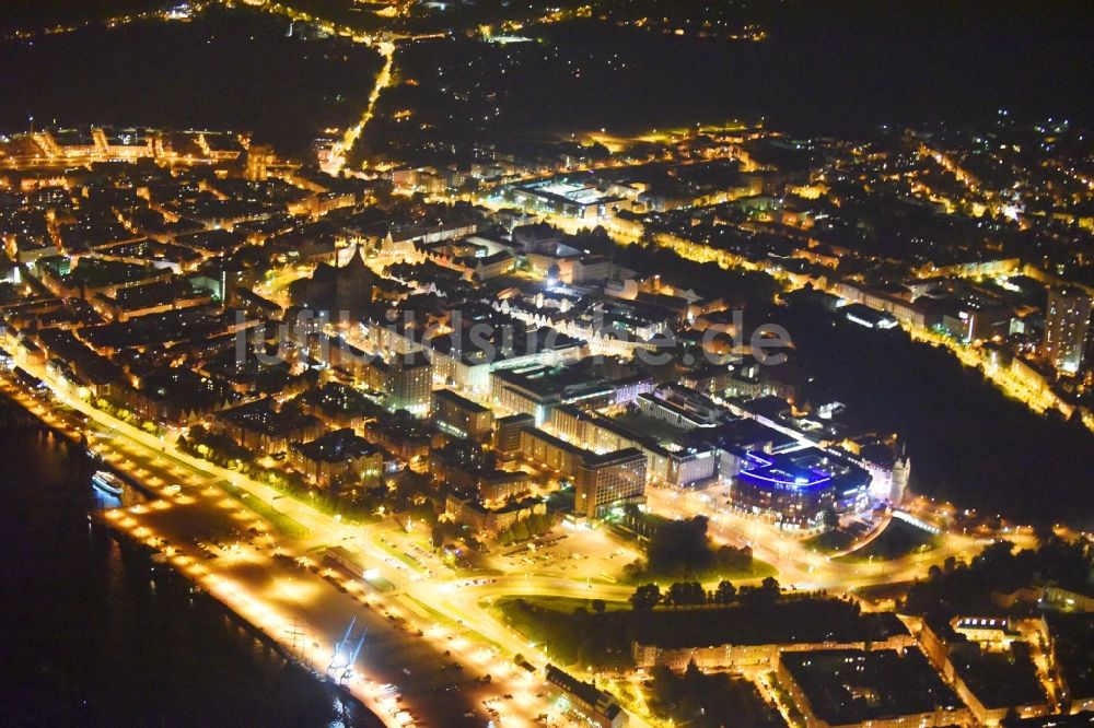 Rostock bei Nacht von oben - Nachtluftbild Altstadtbereich in Rostock im Bundesland Mecklenburg-Vorpommern, Deutschland