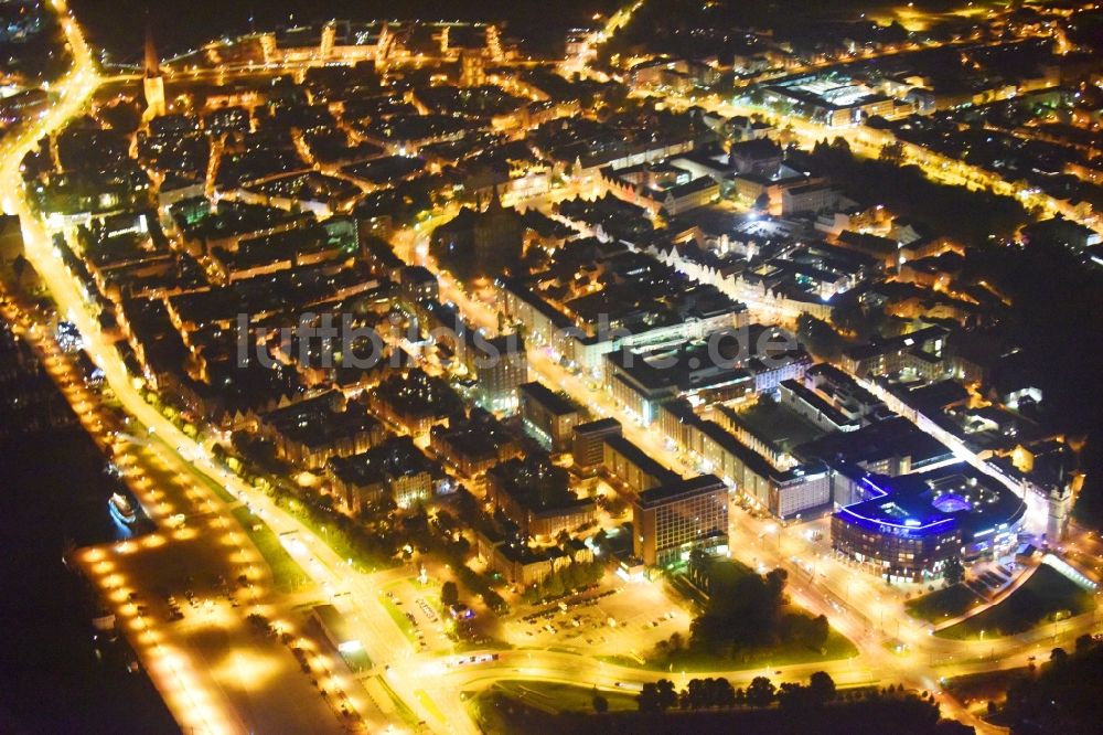 Rostock bei Nacht aus der Vogelperspektive: Nachtluftbild Altstadtbereich in Rostock im Bundesland Mecklenburg-Vorpommern, Deutschland