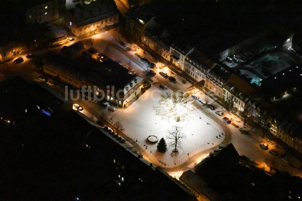 Werder (Havel) bei Nacht von oben - Nachtluftbild Am Markt im Innenstadt- Zentrum in Werder (Havel) im Bundesland Brandenburg