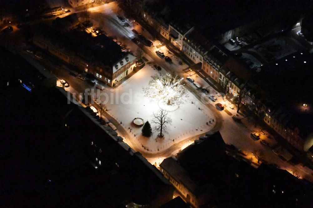 Werder (Havel) bei Nacht aus der Vogelperspektive: Nachtluftbild Am Markt im Innenstadt- Zentrum in Werder (Havel) im Bundesland Brandenburg