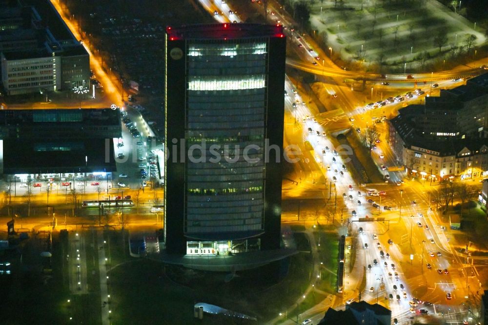 Nacht-Luftaufnahme Düsseldorf - Nachtluftbild ARAG-Tower des Versicherungs- Unternehmens ARAG SE in Düsseldorf im Bundesland Nordrhein-Westfalen