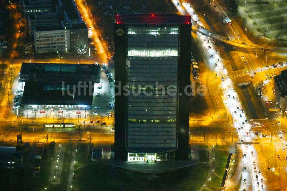 Düsseldorf bei Nacht von oben - Nachtluftbild ARAG-Tower des Versicherungs- Unternehmens ARAG SE in Düsseldorf im Bundesland Nordrhein-Westfalen