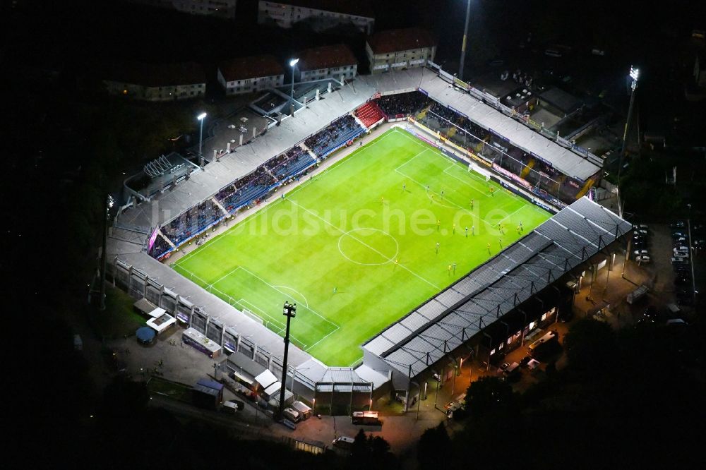 Osnabrück bei Nacht von oben - Nachtluftbild Arena Stadion an der Bremer Brücke im Ortsteil Schinkel in Osnabrück im Bundesland Niedersachsen, Deutschland