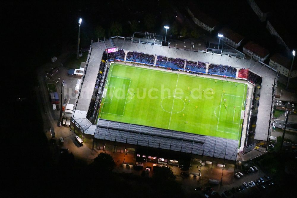 Osnabrück bei Nacht von oben - Nachtluftbild Arena Stadion an der Bremer Brücke im Ortsteil Schinkel in Osnabrück im Bundesland Niedersachsen, Deutschland