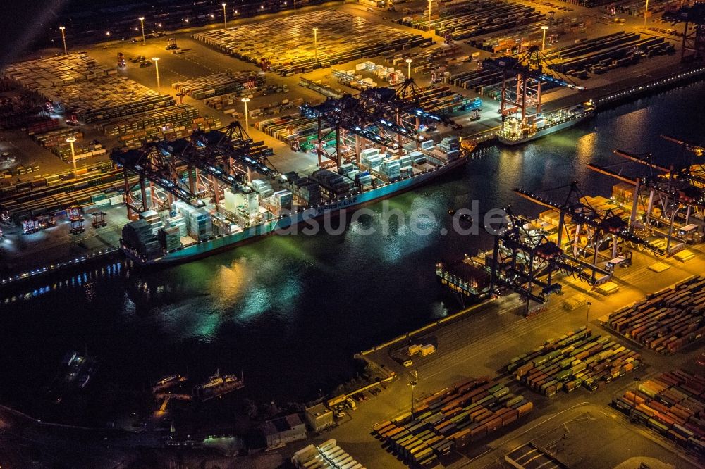 Nacht-Luftaufnahme Hamburg - Nachtluftbild auf Be- und Entladearbeiten von Containern am Kai der HHLA Logistics Container Terminal des Hamburger Hafens in Hamburg