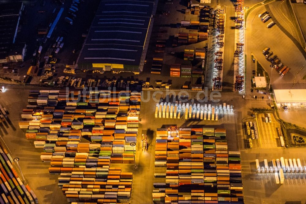 Hamburg bei Nacht von oben - Nachtluftbild auf Be- und Entladearbeiten von Containern am Kai der HHLA Logistics Container Terminal des Hamburger Hafens in Hamburg