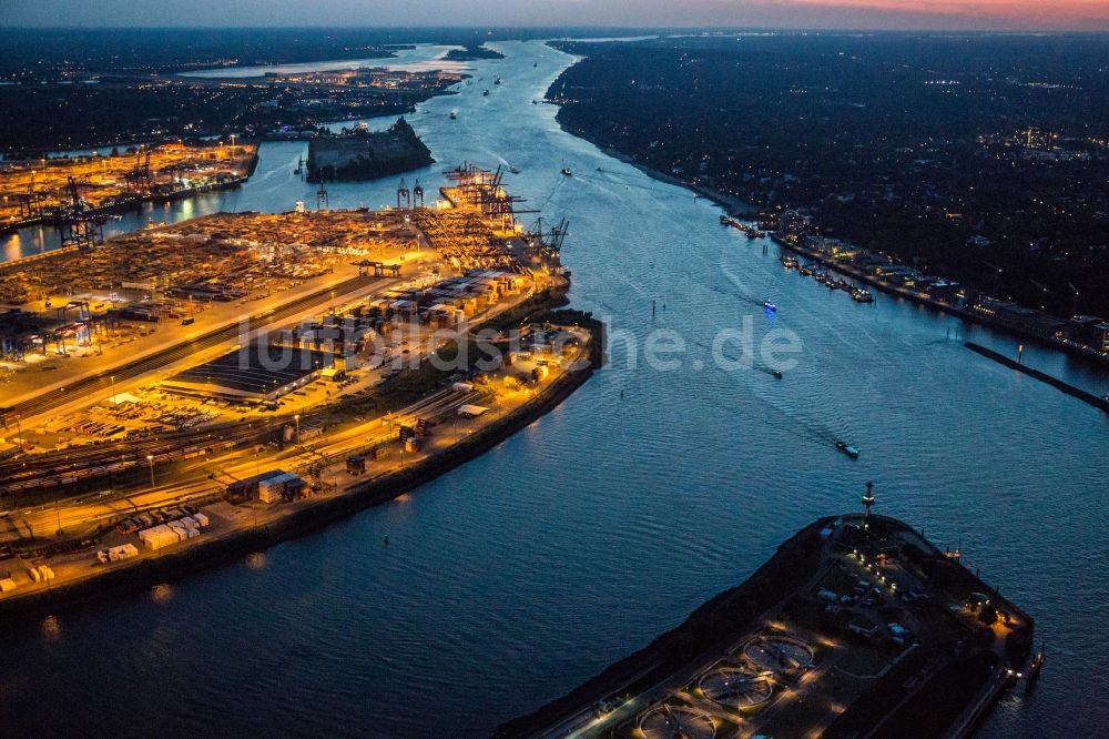 Nachtluftbild Hamburg - Nachtluftbild auf Be- und Entladearbeiten von Containern am Kai der HHLA Logistics Container Terminal des Hamburger Hafens in Hamburg