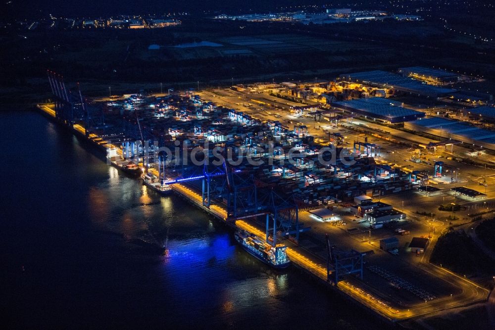 Nacht-Luftaufnahme Hamburg - Nachtluftbild auf Be- und Entladearbeiten von Containern am Kai der HHLA Logistics Container Terminal des Hamburger Hafens in Hamburg