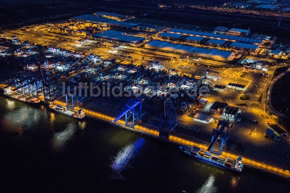 Hamburg bei Nacht von oben - Nachtluftbild auf Be- und Entladearbeiten von Containern am Kai der HHLA Logistics Container Terminal des Hamburger Hafens in Hamburg