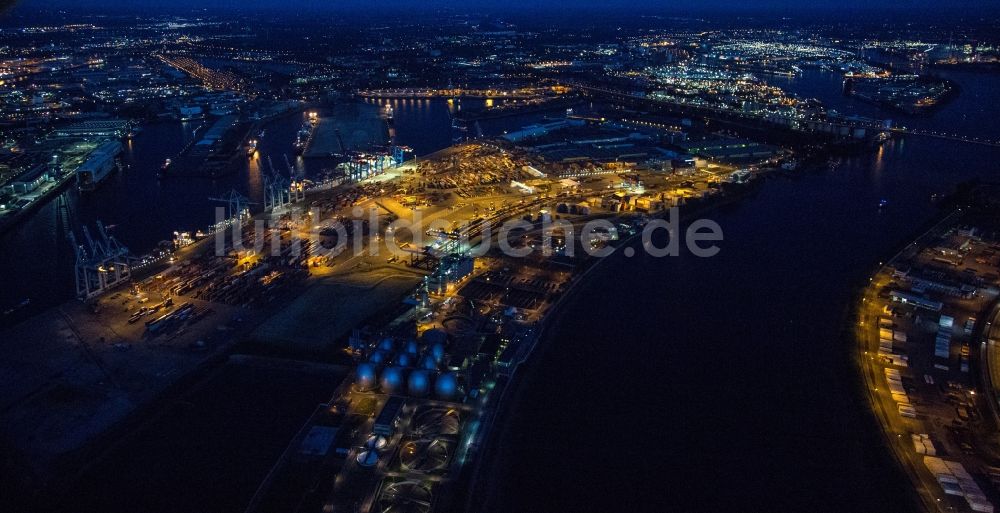 Hamburg bei Nacht aus der Vogelperspektive: Nachtluftbild auf Be- und Entladearbeiten von Containern am Kai der HHLA Logistics Container Terminal des Hamburger Hafens in Hamburg