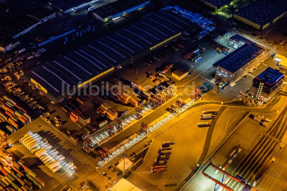 Nachtluftbild Hamburg - Nachtluftbild auf Be- und Entladearbeiten von Containern am Kai der HHLA Logistics Container Terminal des Hamburger Hafens in Hamburg