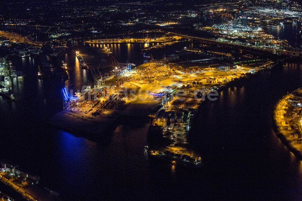 Nacht-Luftaufnahme Hamburg - Nachtluftbild auf Be- und Entladearbeiten von Containern am Kai der HHLA Logistics Container Terminal des Hamburger Hafens in Hamburg