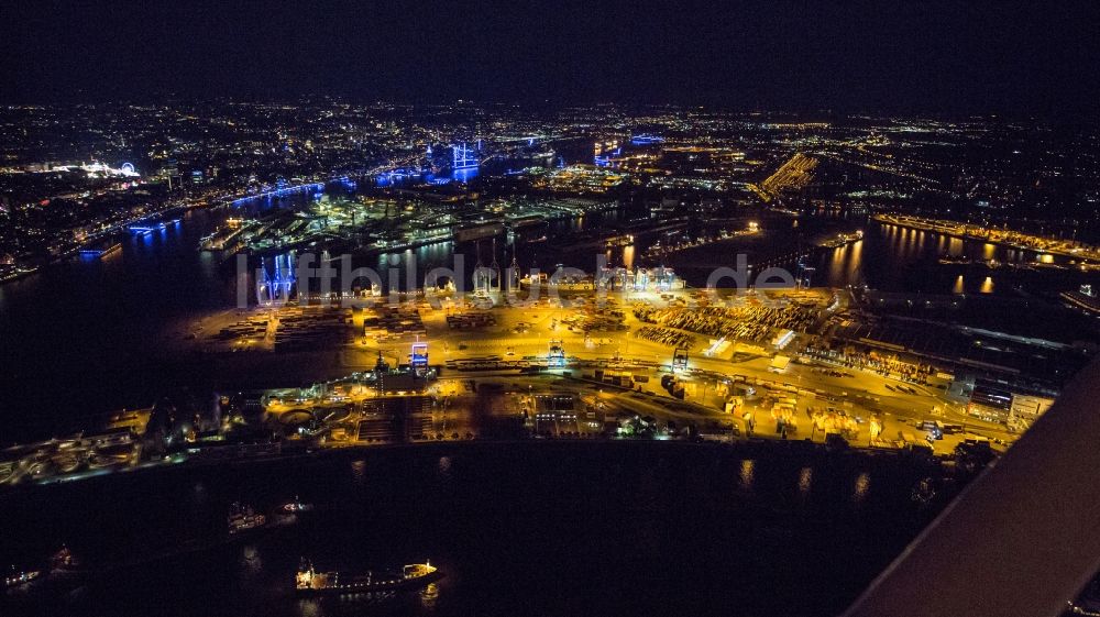 Hamburg bei Nacht aus der Vogelperspektive: Nachtluftbild auf Be- und Entladearbeiten von Containern am Kai der HHLA Logistics Container Terminal des Hamburger Hafens in Hamburg