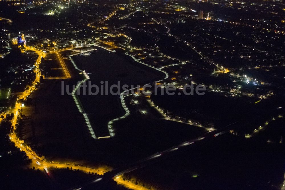 Dortmund bei Nacht von oben - Nachtluftbild auf das Entwicklungsgebiet Phoenix-See in Dortmund im Bundesland Nordrhein-Westfalen