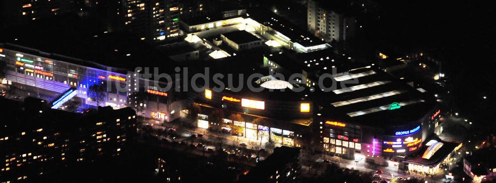 Berlin bei Nacht von oben - Nachtluftbild auf die Gropiusstadt und die Gropius-Passagen Berlin