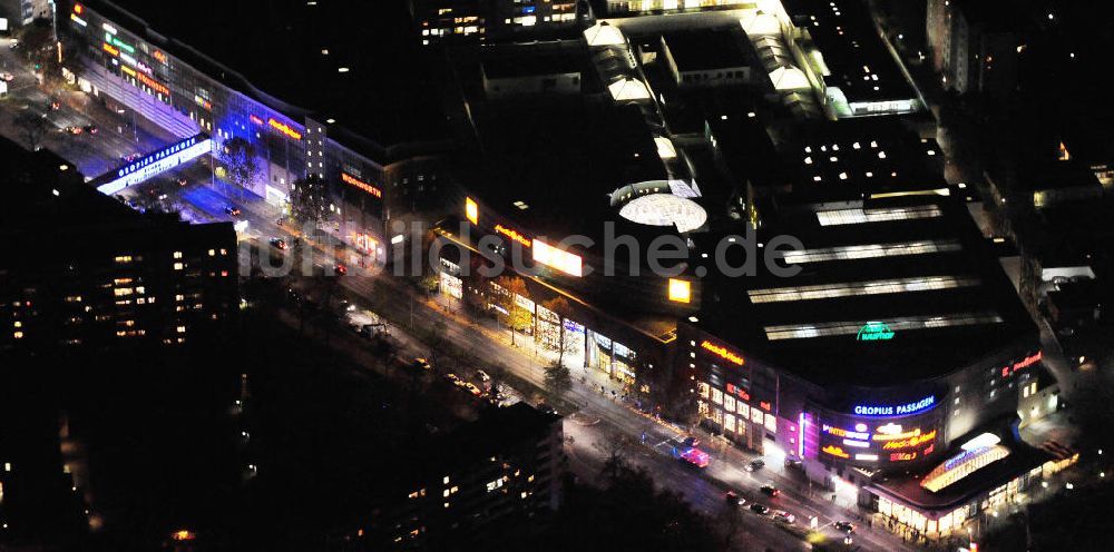 Nacht-Luftaufnahme Berlin - Nachtluftbild auf die Gropiusstadt und die Gropius-Passagen Berlin