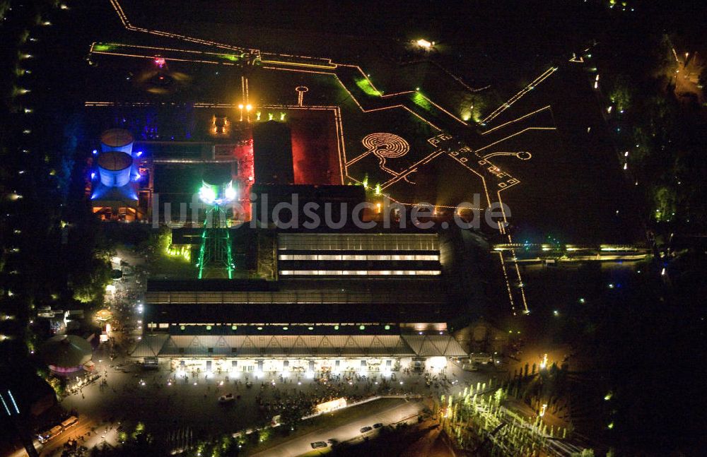 Bochum bei Nacht aus der Vogelperspektive: Nachtluftbild auf die Jahrhunderthalle in Bochum mit Lichtinstallationen zur Extraschicht 2008