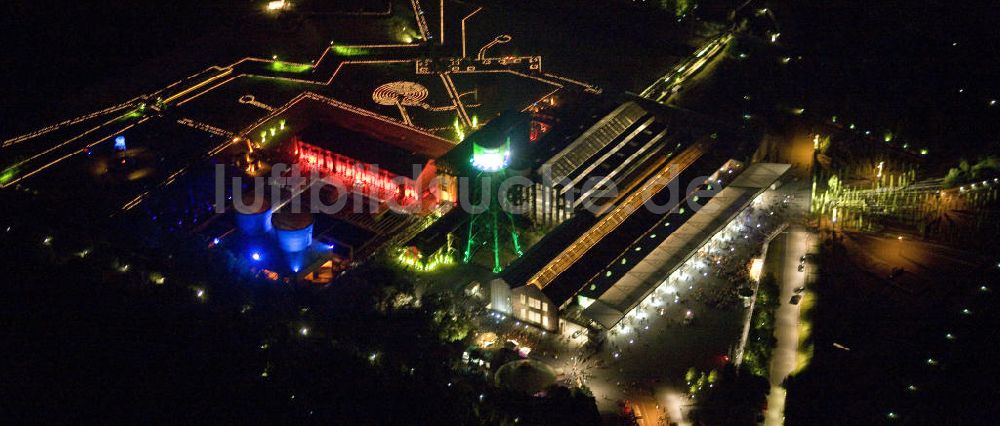 Bochum bei Nacht von oben - Nachtluftbild auf die Jahrhunderthalle in Bochum mit Lichtinstallationen zur Extraschicht 2008